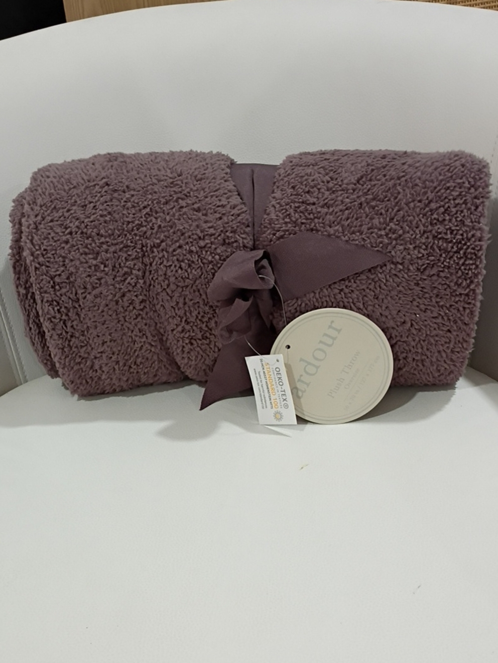Ardour Oversized Plush Sherpa Throw Blanket in Mauve